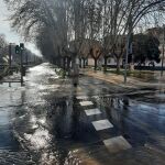 La rotura de una tubería de agua de gran caudal baja la presión en toda Valladolid