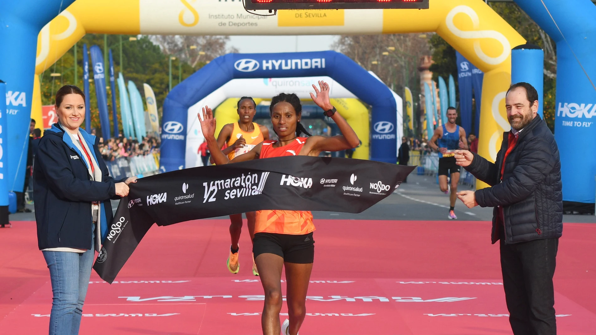 El Medio Maratón de Sevilla ha vivido una jornada histórica gracias al nuevo récord femenino de la prueba logrado por la etíope Alemtsehay Bimr Zerihun, que ha parado el crono en 1h07:59, pulverizando la anterior plusmarca en casi 30 segundos.CLUB SAN PABLO28/01/2024