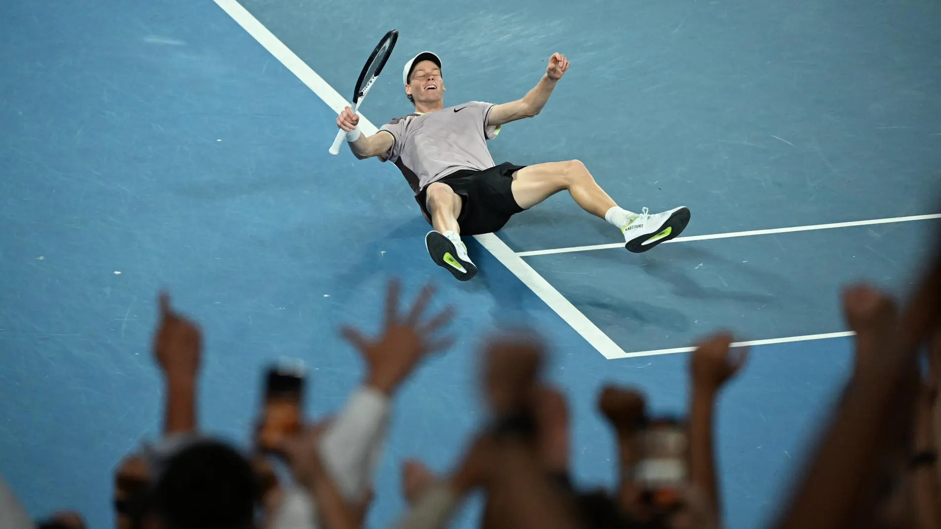 Melbourne (Australia), 28/01/2024.- Jannik Sinner of Italy celebrates after winning the Men'Äôs Singles final against Daniil Medvedev of Russia on Day 15 of the Australian Open tennis tournament in Melbourne, Australia, 28 January 2024. (Tenis, Italia, Rusia) EFE/EPA/JAMES ROSS AUSTRALIA AND NEW ZEALAND OUT 
