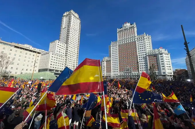 Miles de ciudadanos claman en Madrid contra Sánchez al grito de: 