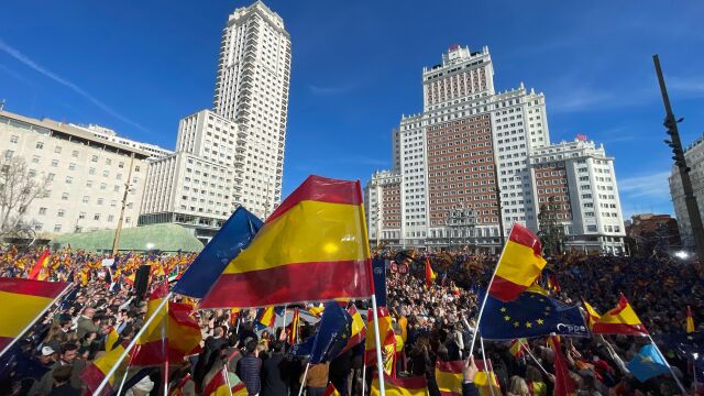 Miles de ciudadanos abarrotan la madrileña Plaza de España, durante la manifestación contra la amnistía