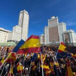 Miles de ciudadanos abarrotan la madrileña Plaza de España, durante la manifestación contra la amnistía