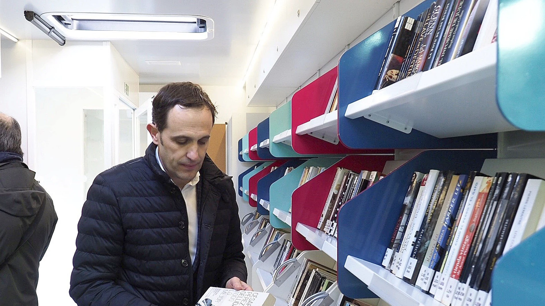 Conrado Íscar en uno de los bibliobuses