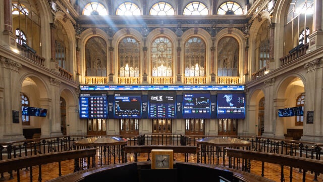 Economía/Bolsa.- El Ibex inicia la semana con una caída del 0,47% y cede los 9.900 puntos con ACS (-10%) de protagonista
