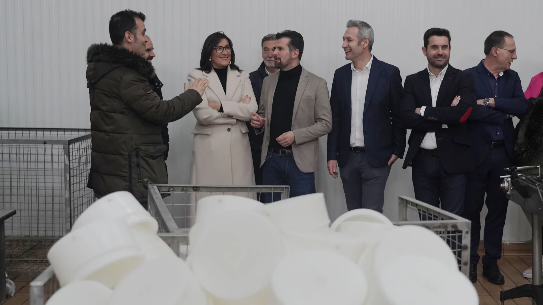 El secretario regional del PSOE, Luis Tudanca, visita Queserías Chillón, en Toro (Zamora) junto a Antidio Fagúndez, Ana Sánchez y Carlos Rodríguez