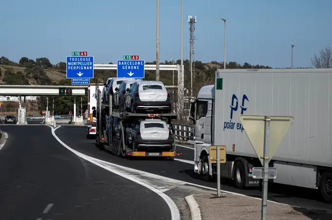 Indignación entre los transportistas atrapados en Francia: pierden 12 millones al día y París quiere que los camiones atacados paguen la limpieza de las carreteras