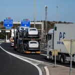 Economía.- Los transportistas lamentan la falta de respuesta del Gobierno frente al conflicto con Francia