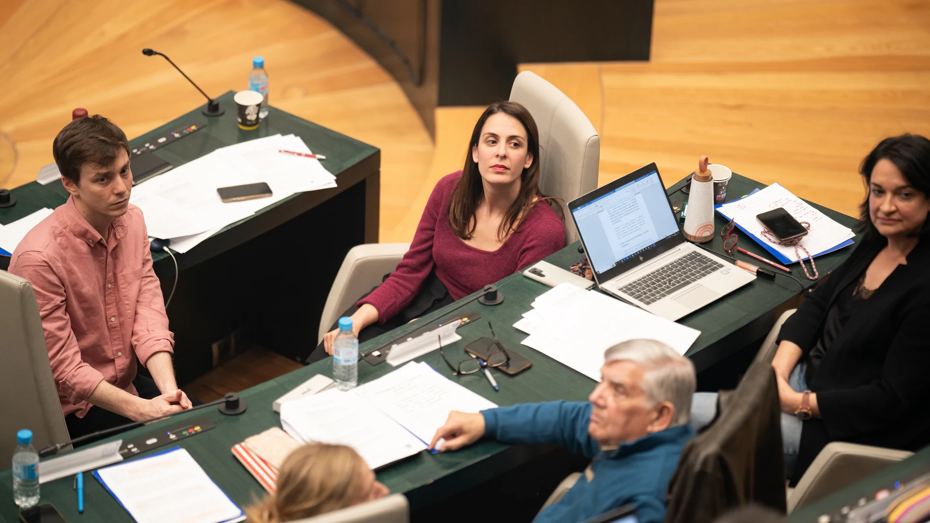 El portavoz adjunto de Más Madrid en el Ayuntamiento, Eduardo Fernández Rubiño, y la portavoz de Más Madrid en el Ayuntamiento, Rita Maestre, durante un pleno en el Ayuntamiento de Madrid, a 29 de enero de 2024, en Madrid (España). El Pleno del Ayuntamiento de Madrid debate sobre las talas de árboles previstas en el entorno de Atocha, que forma parte de Paisaje de la Luz denominado patrimonio mundial por la Unesco, y las presuntas irregularidades en las oposiciones de inspector e intendente d...