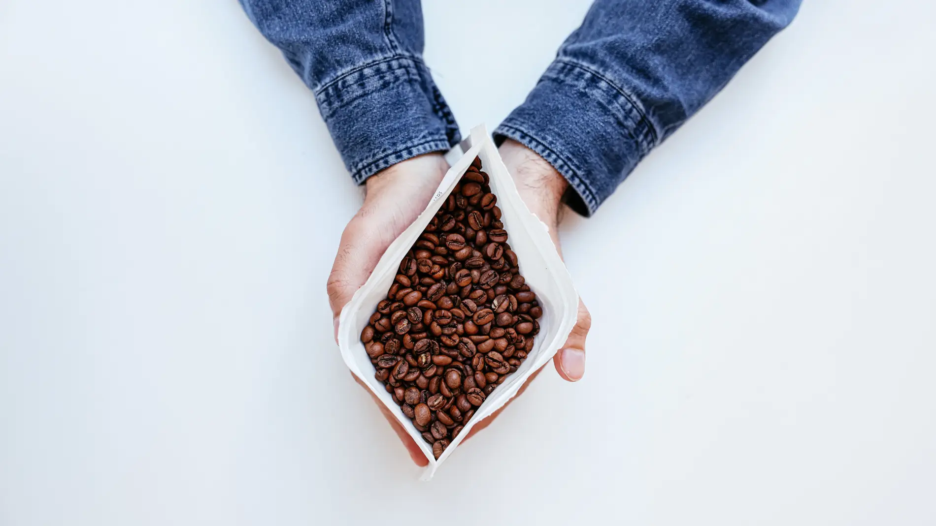 ¿Por qué deberías humedecer el café antes de molerlo?