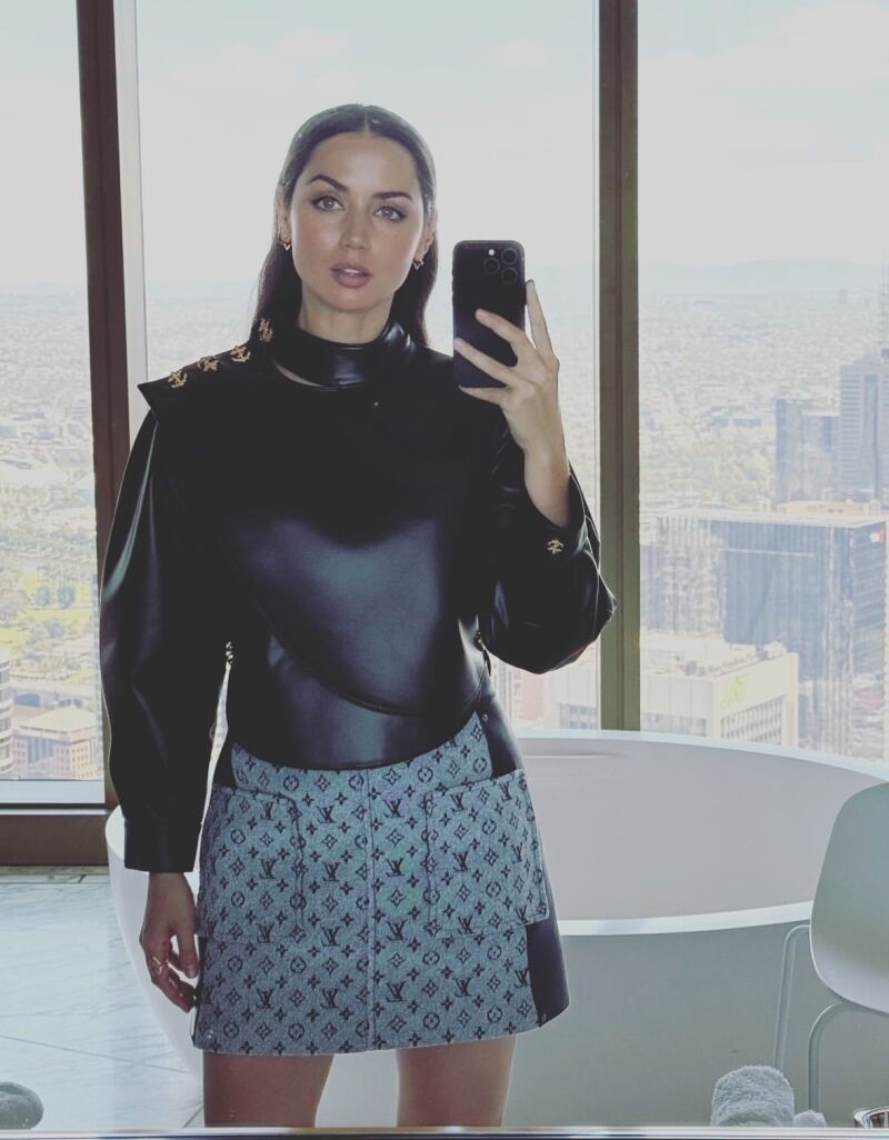 Mirror selfie de Ana de Armas con total look de Louis Vuitton