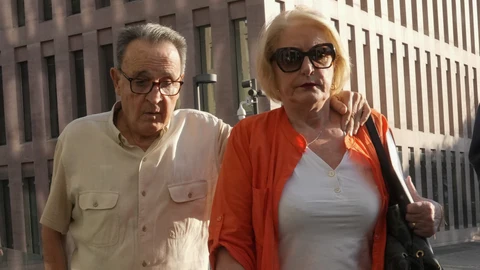 El exvicepresidente del Comité Técnico de Árbitros (CTA) José María Enríquez Negreira, acompañado de su esposa a su llegada al Instituto de Medicina Legal de Cataluña para ser examinado por un forense que debe certificar si padece síntomas de demencia, como ha alegado su defensa ante el juez.