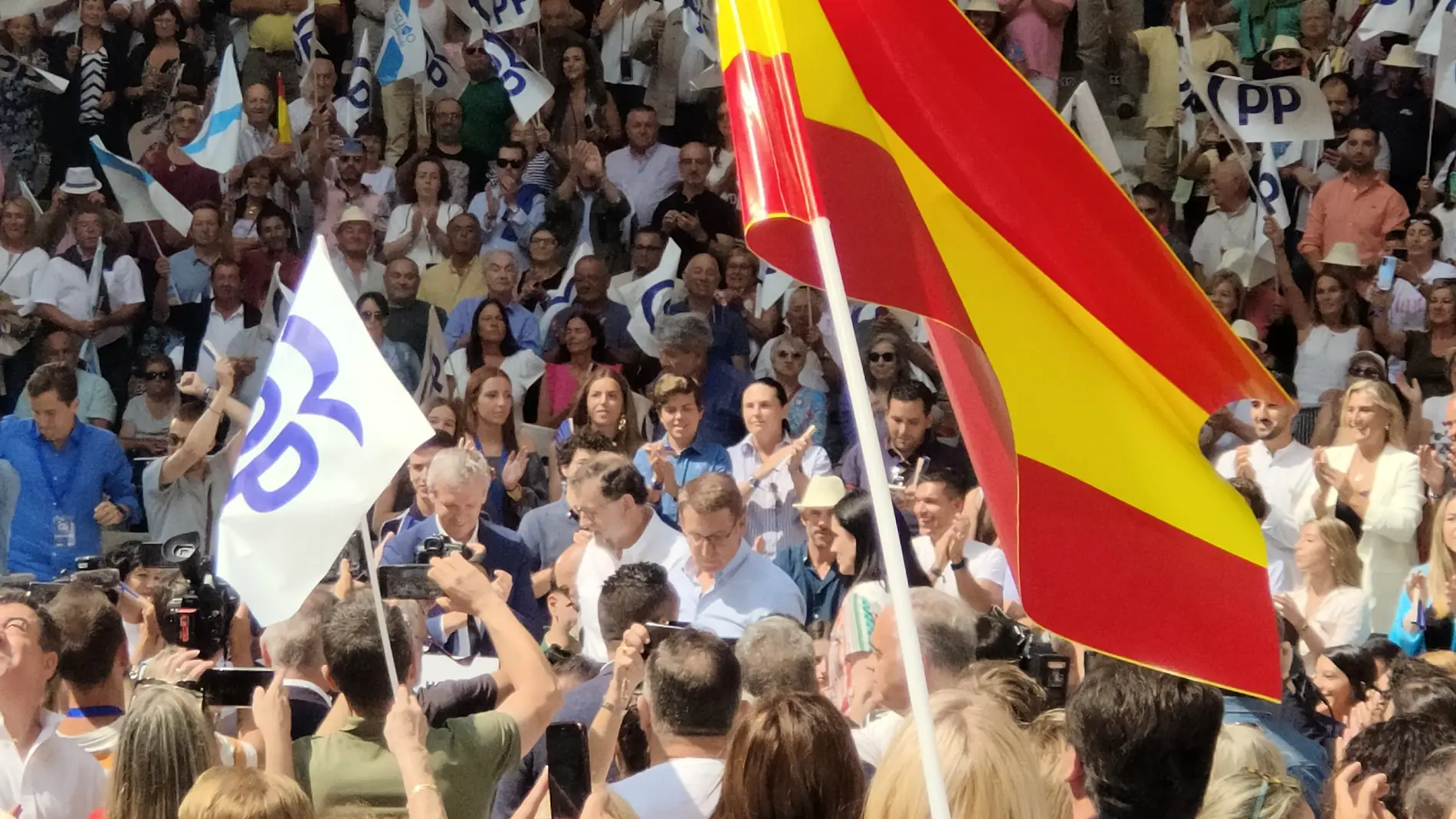 Rueda, con Rajoy y Feijóo el pasado mes de julio en la plaza de toros de Pontevedra. 