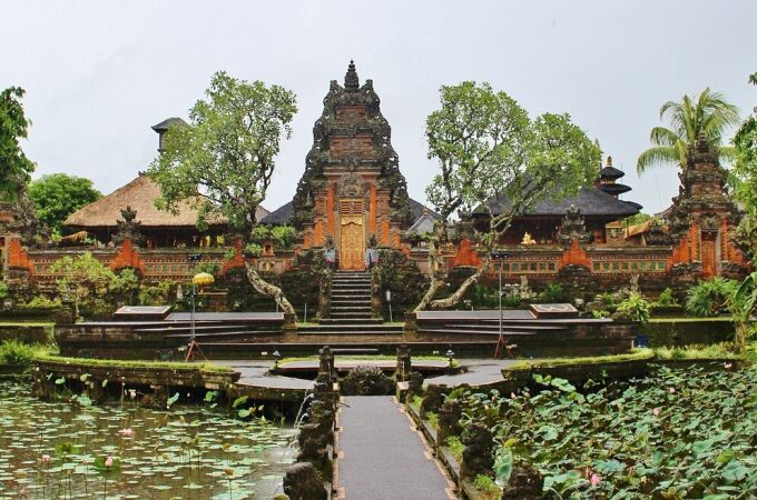 Un templo en Ubud, Bali, Indonesia