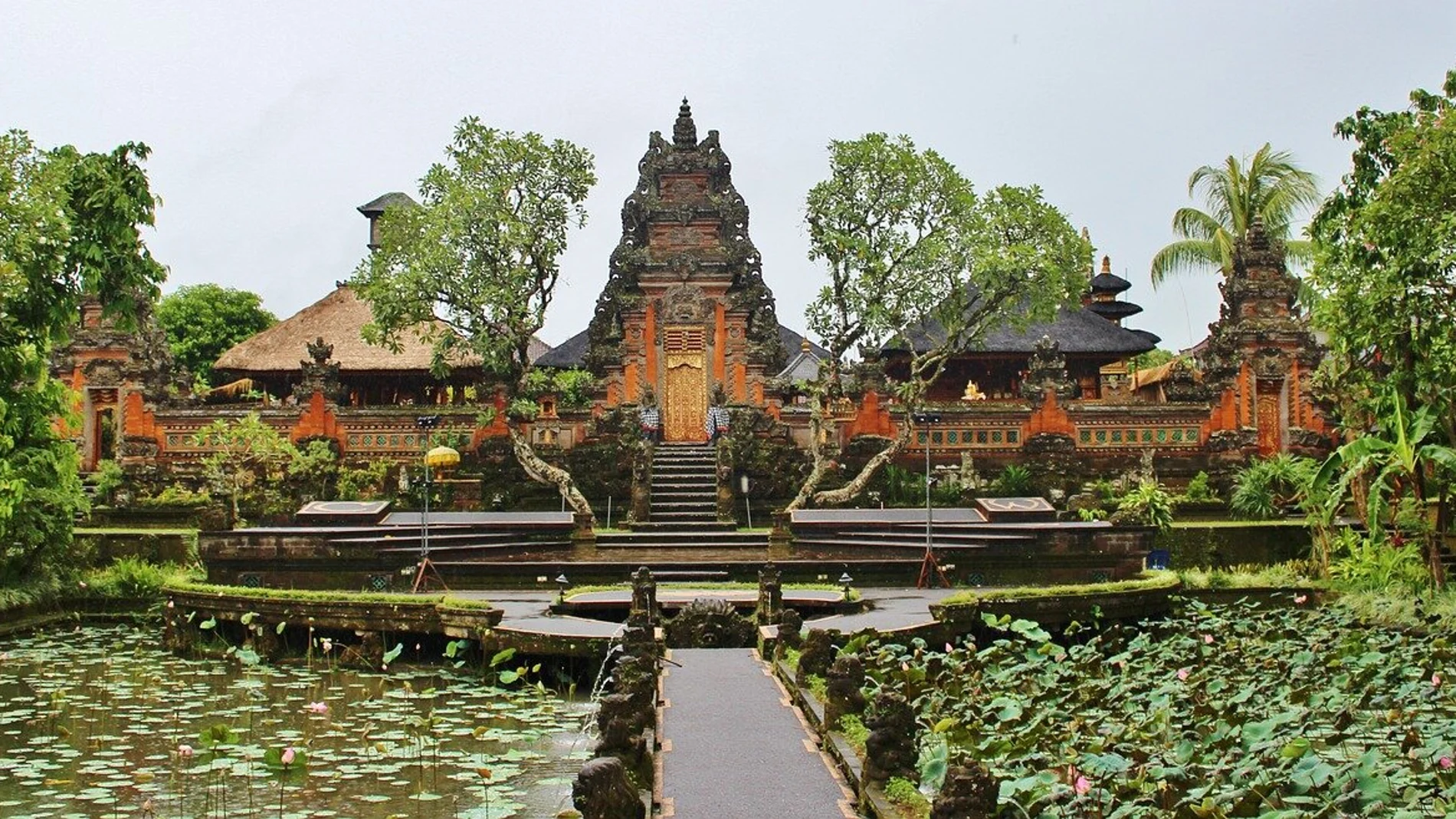 Un templo en Ubud, Bali, Indonesia