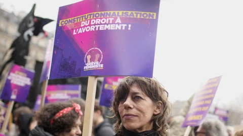 Una mujer con un cartel a favor del aborto frente a la Asamblea Nacional