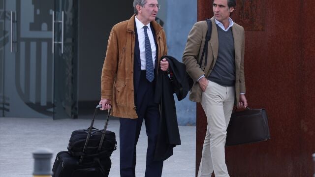 El hijo de Ruiz-Mateos, José María Ruiz-Mateos (d), y un abogado salen de un juicio por ‘Nueva Rumasa’