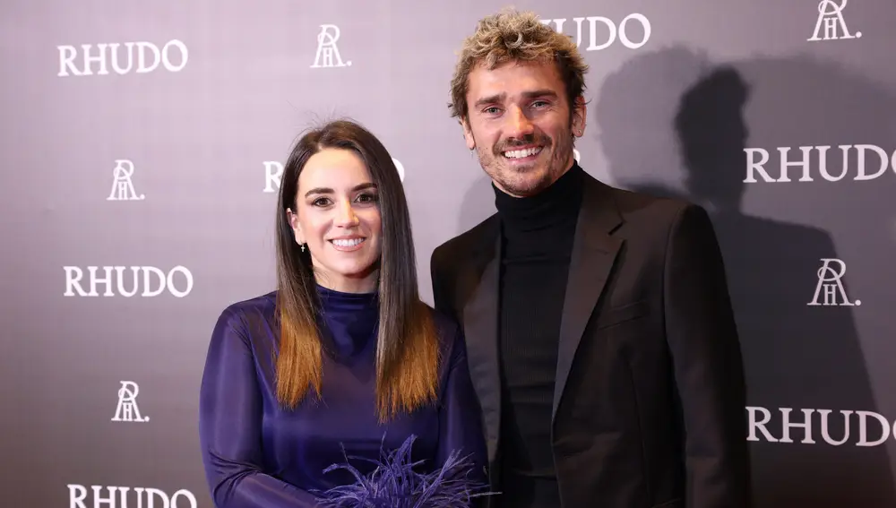 Griezmann y su mujer, Erika Choperena, en la inauguración de Rhudo