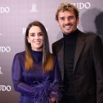 Griezmann y su mujer, Erika Choperena, en la inauguración de Rhudo