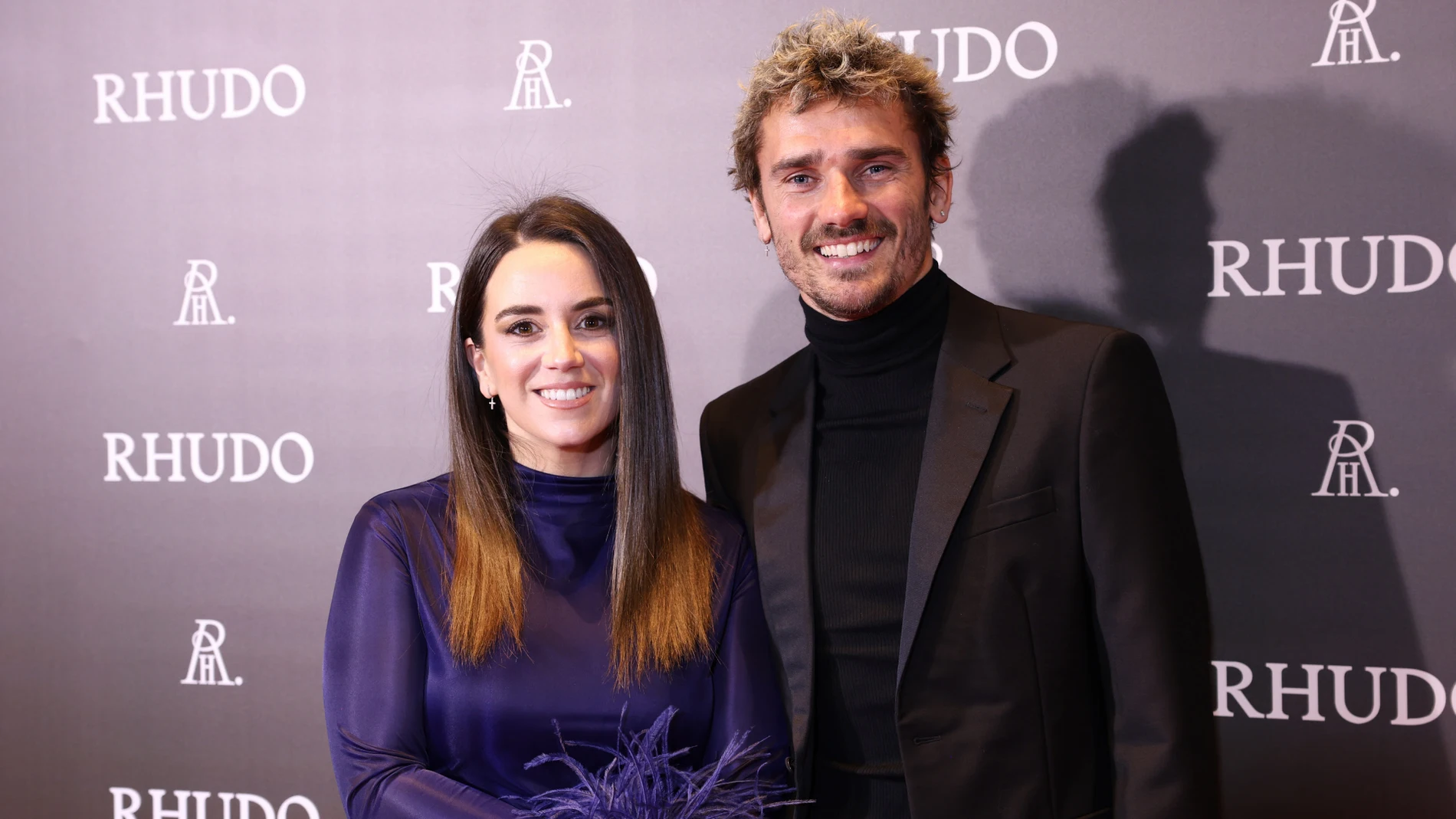 Griezmann y su mujer, Erika Choperena, en la inauguración de Rhudo