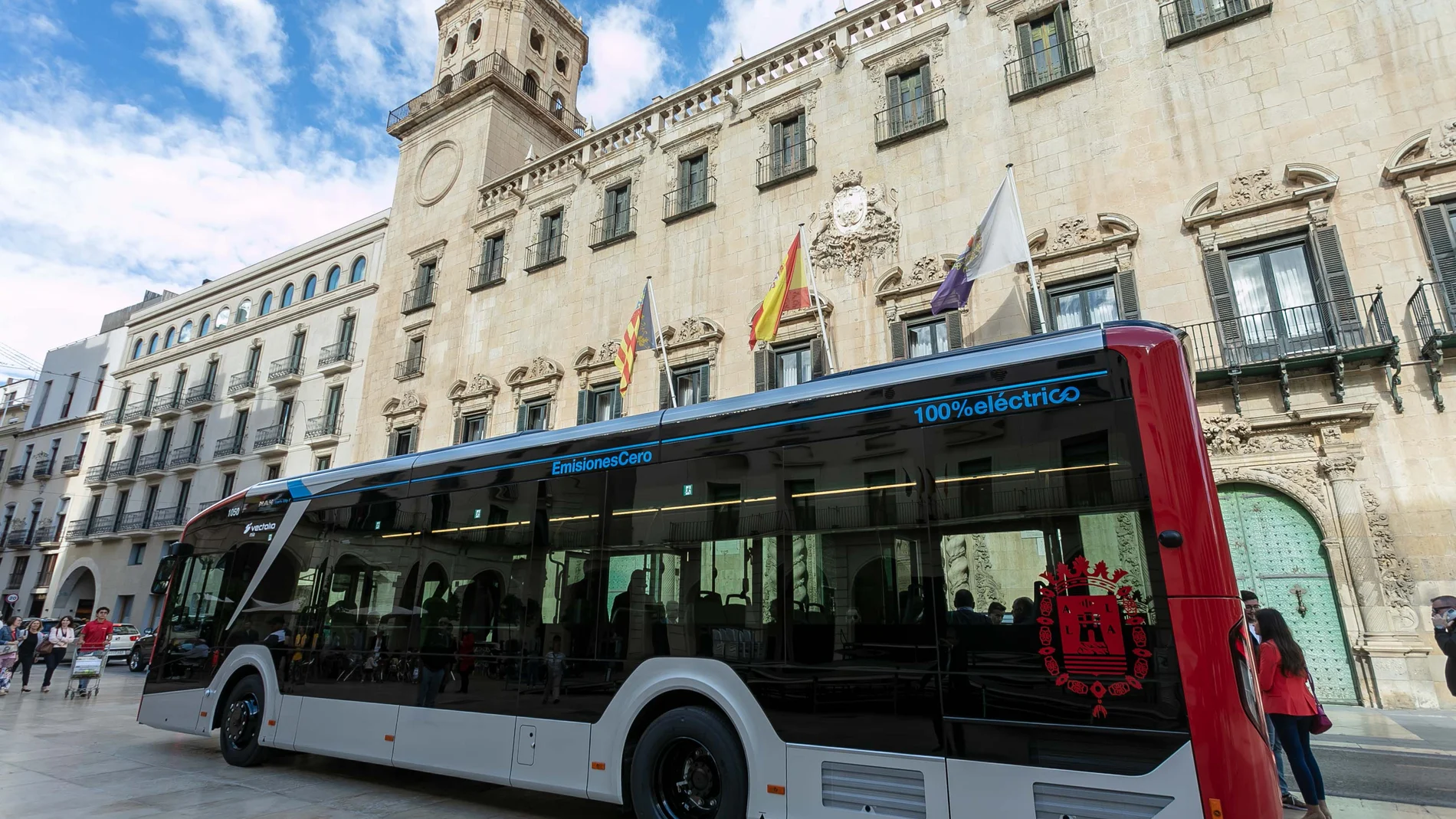 Alicante amplía a enero de 2025 el descuento del 50% de los bonos del bus.