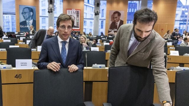 El alcalde de Madrid, José Luis Martínez-Almeida, y el ministro de Economía, Comercio y Empresa, Carlos Cuerpo, durante la presentación de la candidatura de Madrid para albergar la sede de la Autoridad Europea de Lucha contra el Blanqueo de Capitales y la Financiación del Terrorismo (AMLA), en el Parlamento Europeo, a 30 de enero de 2023, en Bruselas (Bélgica). 