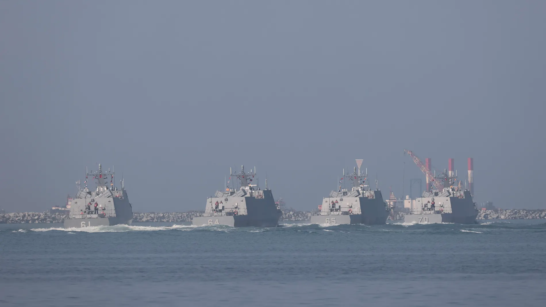 Kaohsiung (Taiwán), 31/01/2024.- Un grupo de barcos de cla Marina de Taiwán maniobran durante un ejercicio conjunto de preparación de ataque de fuego y colocación de minas en Kaohsiung, Taiwán, este miércoles. El gobierno de Taiwán expresó su agradecimiento al Estados Unidos por reafirmar su compromiso con la paz a través del Estrecho de Taiwán. EFE/RITCHIE B. TONGO 