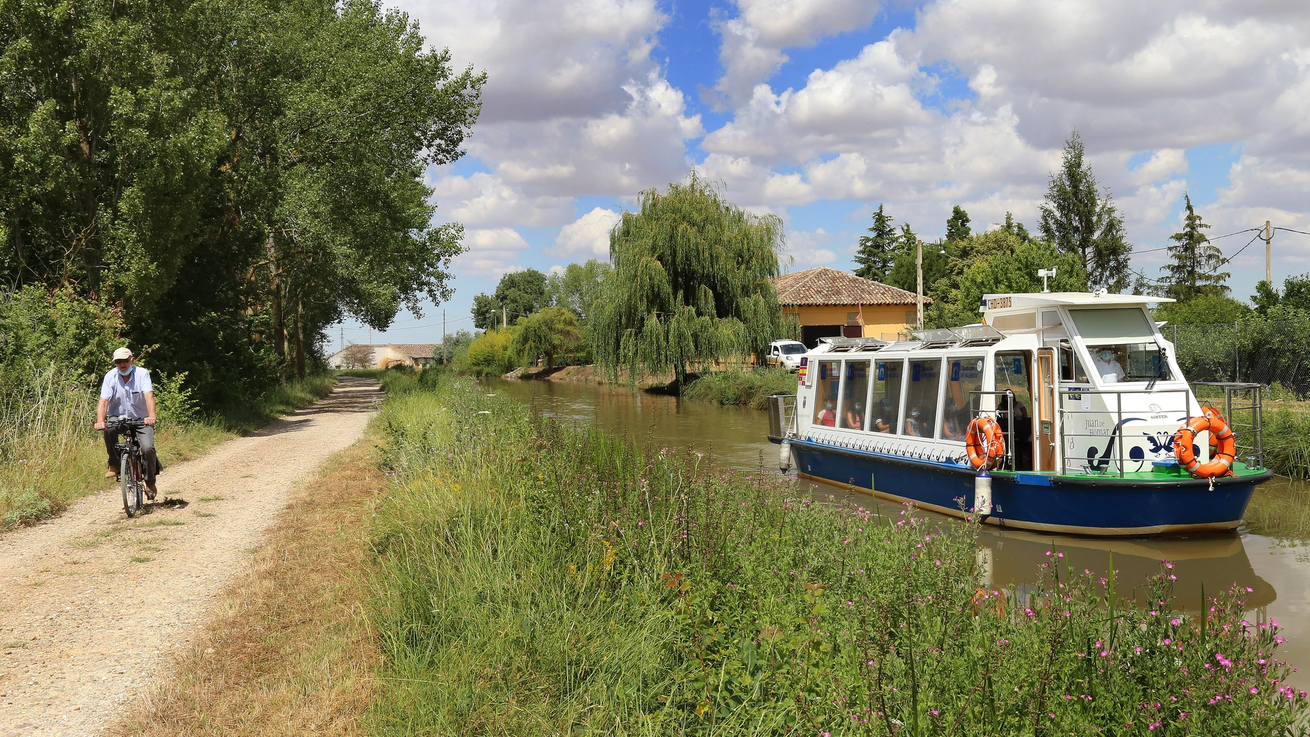 Tramo navegable del Canal de Castilla a su paso por Frómista