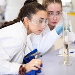 Dos estudiantes en un laboratorio