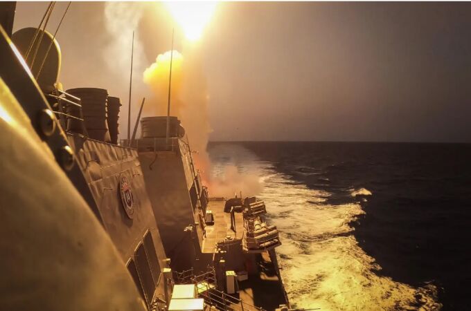 Los hutíes de Yemen bombardean el destructor estadounidense USS Greeley en el Mar Rojo