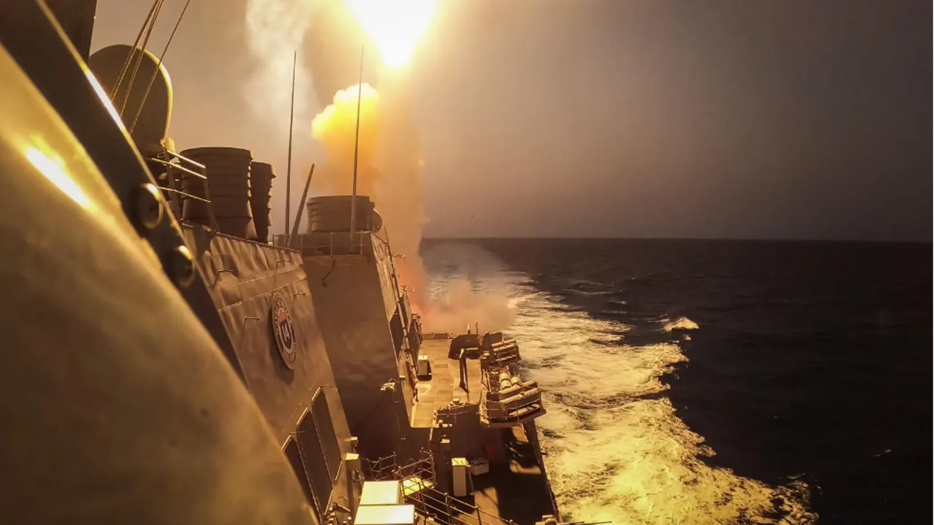 Los hutíes de Yemen bombardean el destructor estadounidense USS Greeley en el Mar Rojo