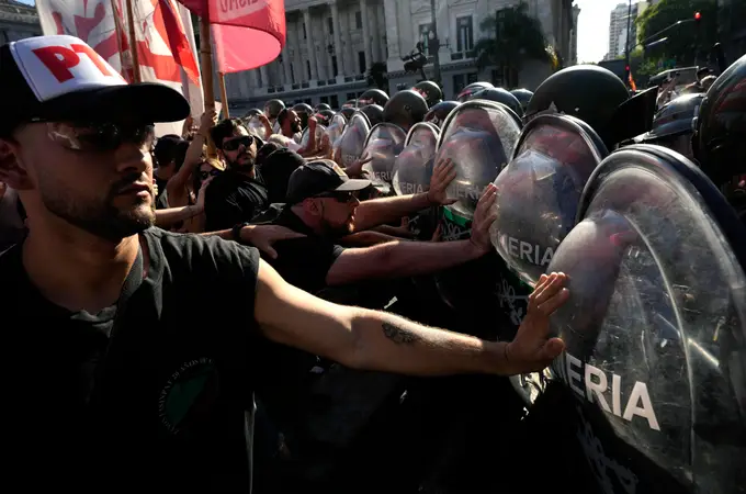 Tensión frente al Congreso argentino: enfrentamientos entre la Policía y los manifestantes que se oponen a la Ley Ómnibus