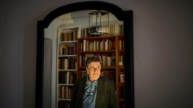 El escritor Luis Landero en su casa