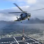 Maniobras del helicóptero de la fragata &quot;Álvaro de Bazán&quot; en su despliegue con las fuerzas de la OTAN