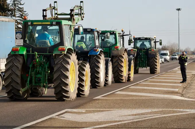 Decenas de tractores taponan varias carreteras de la provincia de León para denunciar las consecuencias de la PAC y la Agenda 2030