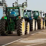 Seis columnas de tractores inician hoy en Ávila, Burgos, Segovia y León su camino a Madrid para participar mañana en una gran manifestación