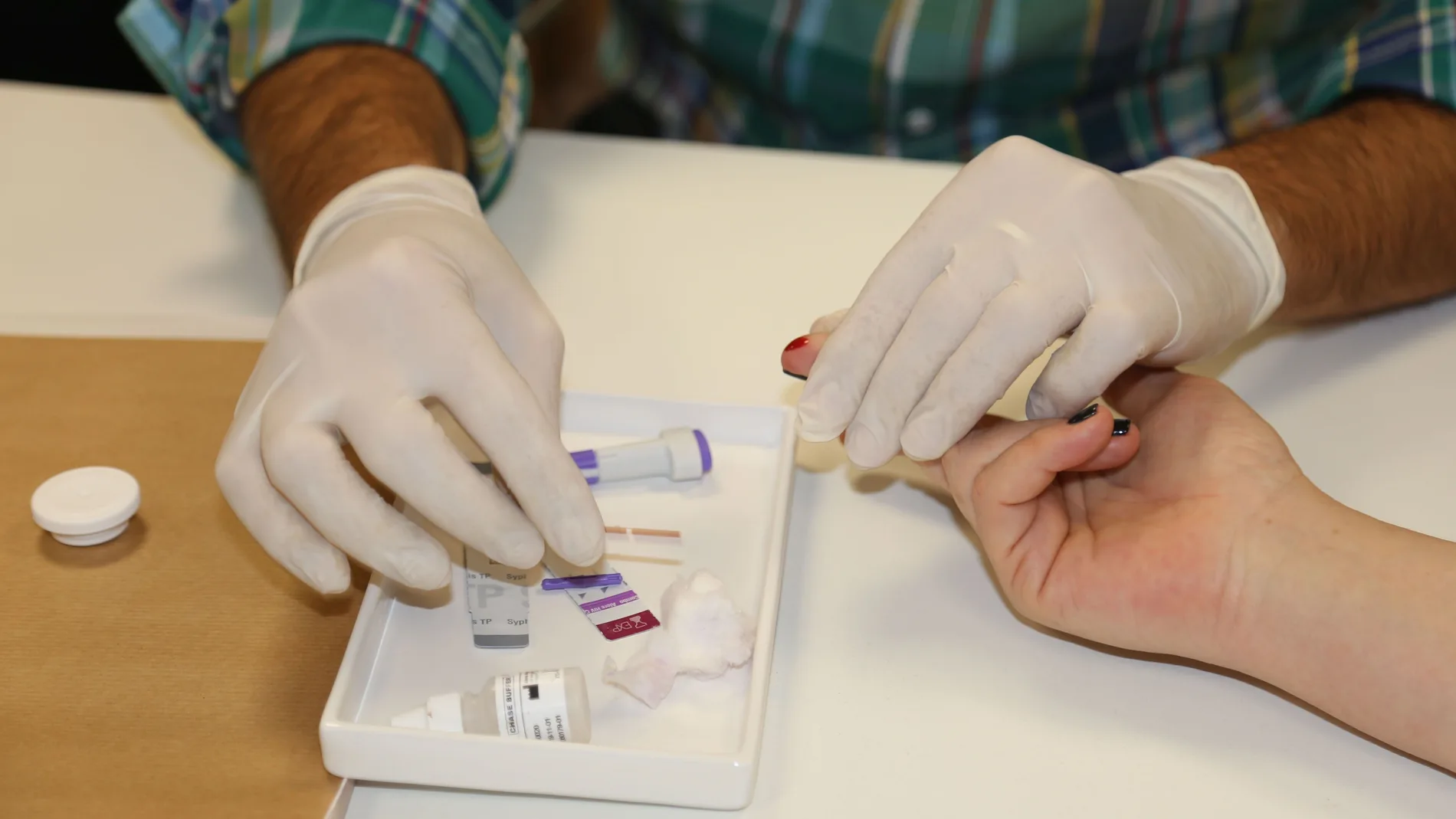 Un profesional sanitario practica un test diagnóstico a una mujer 