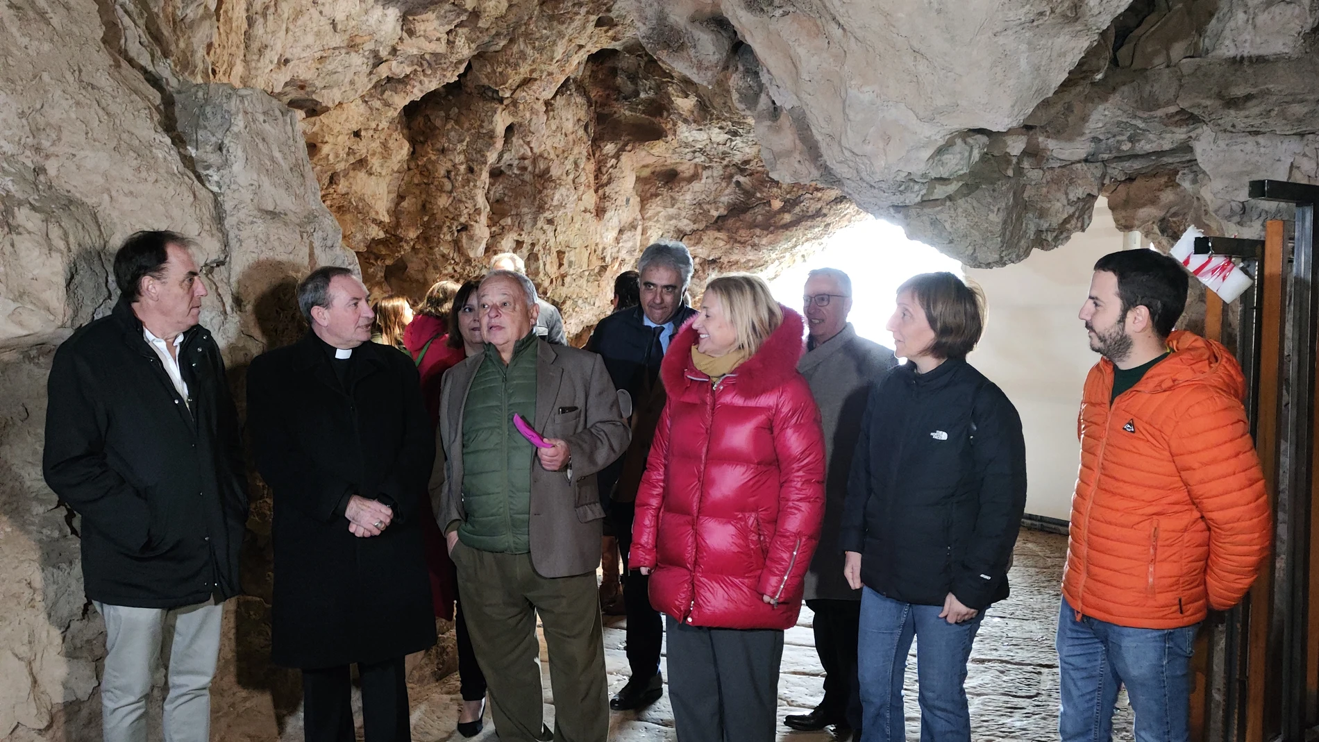 El consejero de Cultura visita la obras de restauración de la ermita de San Saturio