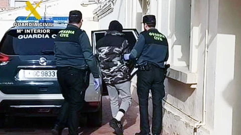 Se le atribuye la presunta autoría de los delitos de quebrantamiento de medida cautelar y lesiones