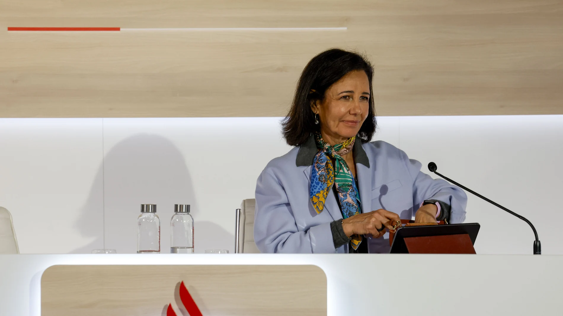 La presidenta del Banco Santander, Ana Botín, anuncia los resultados de la entidad durante una rueda de prensa en Madrid, este miércoles. El banco Santander obtuvo un beneficio neto de 11.076 millones de euros en 2023, un 15 % más que el año anterior y un nuevo récord, gracias al fuerte crecimiento de los ingresos. 
