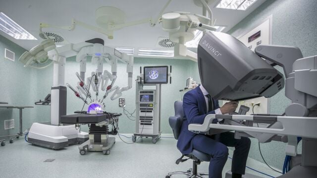 Un cirujano explica el funcionamiento del nuevo robot Da Vinci que el Hospital Miguel Servet de Zaragoza ha incorporado a su plantilla profesional para realizar cirugías complejas de alta precisión que, además de favorecer la labor de los sanitarios, mejorará la calidad de vida de los pacientes.