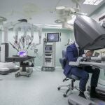 Un cirujano explica el funcionamiento del nuevo robot Da Vinci que el Hospital Miguel Servet de Zaragoza ha incorporado a su plantilla profesional para realizar cirugías complejas de alta precisión que, además de favorecer la labor de los sanitarios, mejorará la calidad de vida de los pacientes.