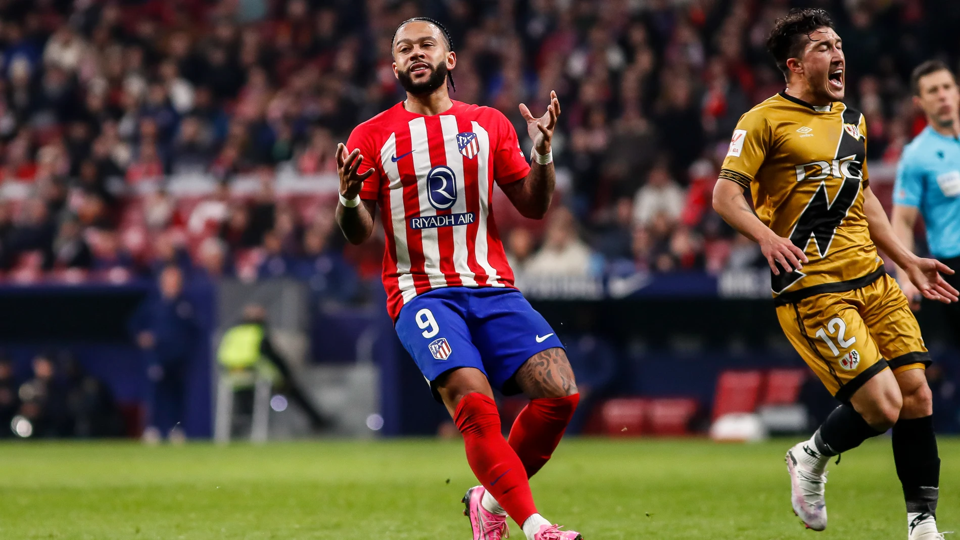 Memphis Depay of Atletico de Madrid lamenting during the Spanish League, LaLiga EA Sports, football match played between Atletico de Madrid and Rayo Vallecano at Civitas Metropolitano stadium on January 31, 2024 in Madrid, Spain. AFP7 31/01/2024 ONLY FOR USE IN SPAIN