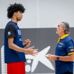 Izan Almansa y Sergio Scariolo dialogan en una concentración anterior de la selección