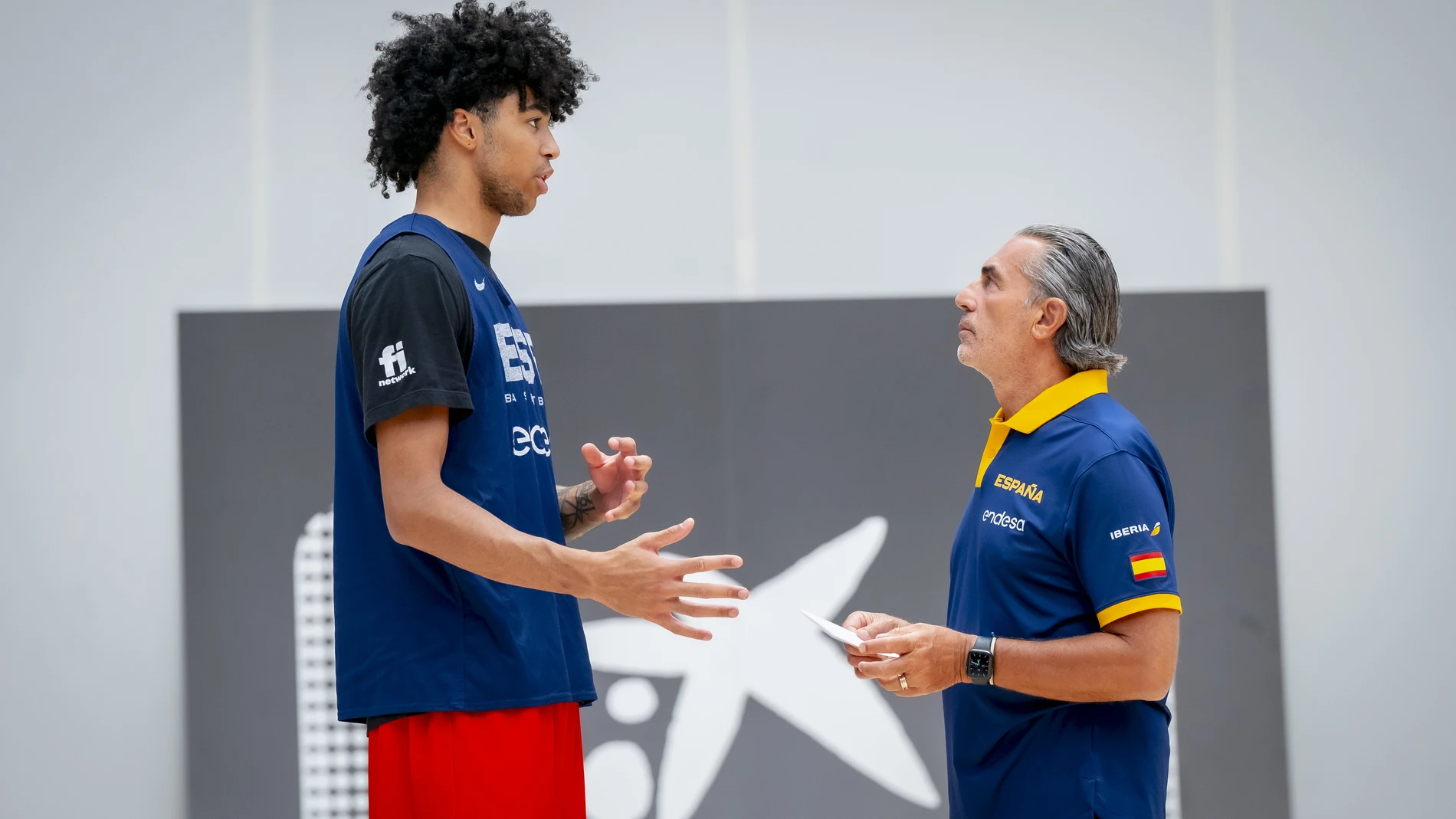 Izan Almansa y Sergio Scariolo dialogan en una concentración anterior de la selección