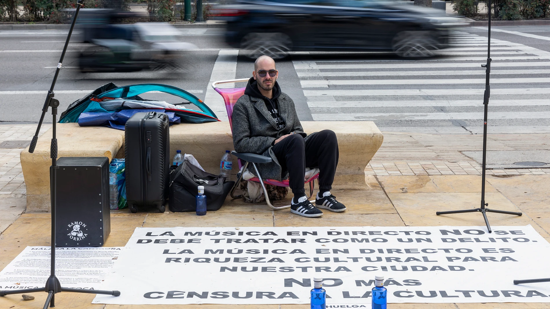 Málaga (España), 31/01/202.- El músico flamenco, Mario Salazar, durante la huelga de hambre que mantiene frente al Ayuntamiento de Málaga para reclamar más facilidades a las salas que ofrecen música en directo. Salazar, que comenzó su protesta el pasado lunes, pide que se permitan los conciertos en directo en los establecimientos que cumplan "los requisitos básicos para el derecho del descanso de la ciudadanía" e insiste en que esto último es "la prioridad" del sector.- EFE/ Daniel Pérez