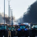 Los agricultores belgas bloquean la carretera para protestar contra la disminución de sus ingresos