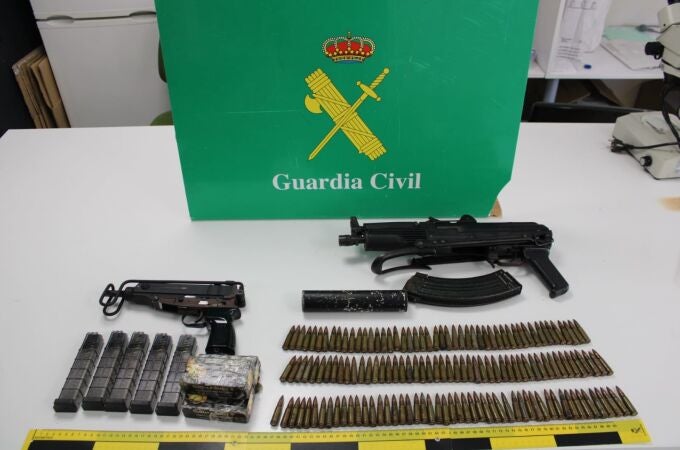 La Guardia Civil encuentra dos armas de guerra escondidas en un zulo ubicado en Monda
