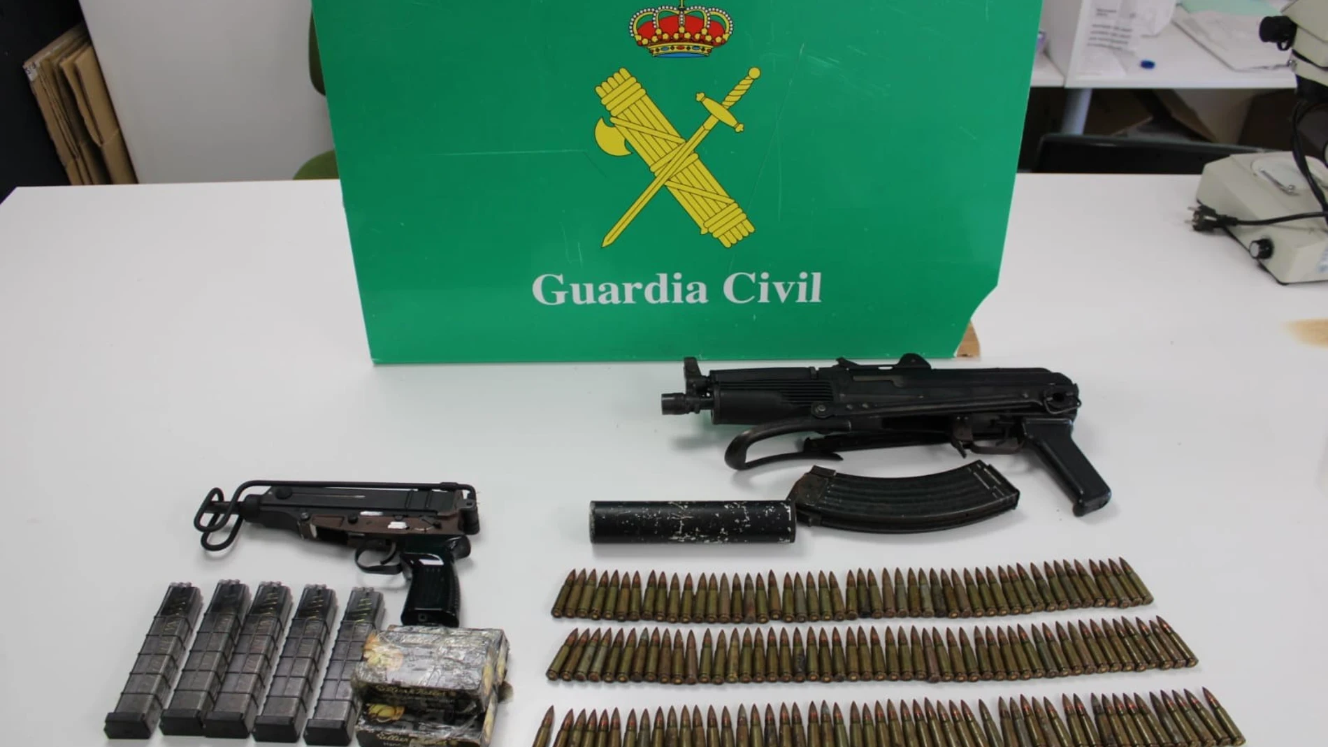 La Guardia Civil encuentra dos armas de guerra escondidas en un zulo ubicado en MondaGUARDIA CIVIL31/01/2024
