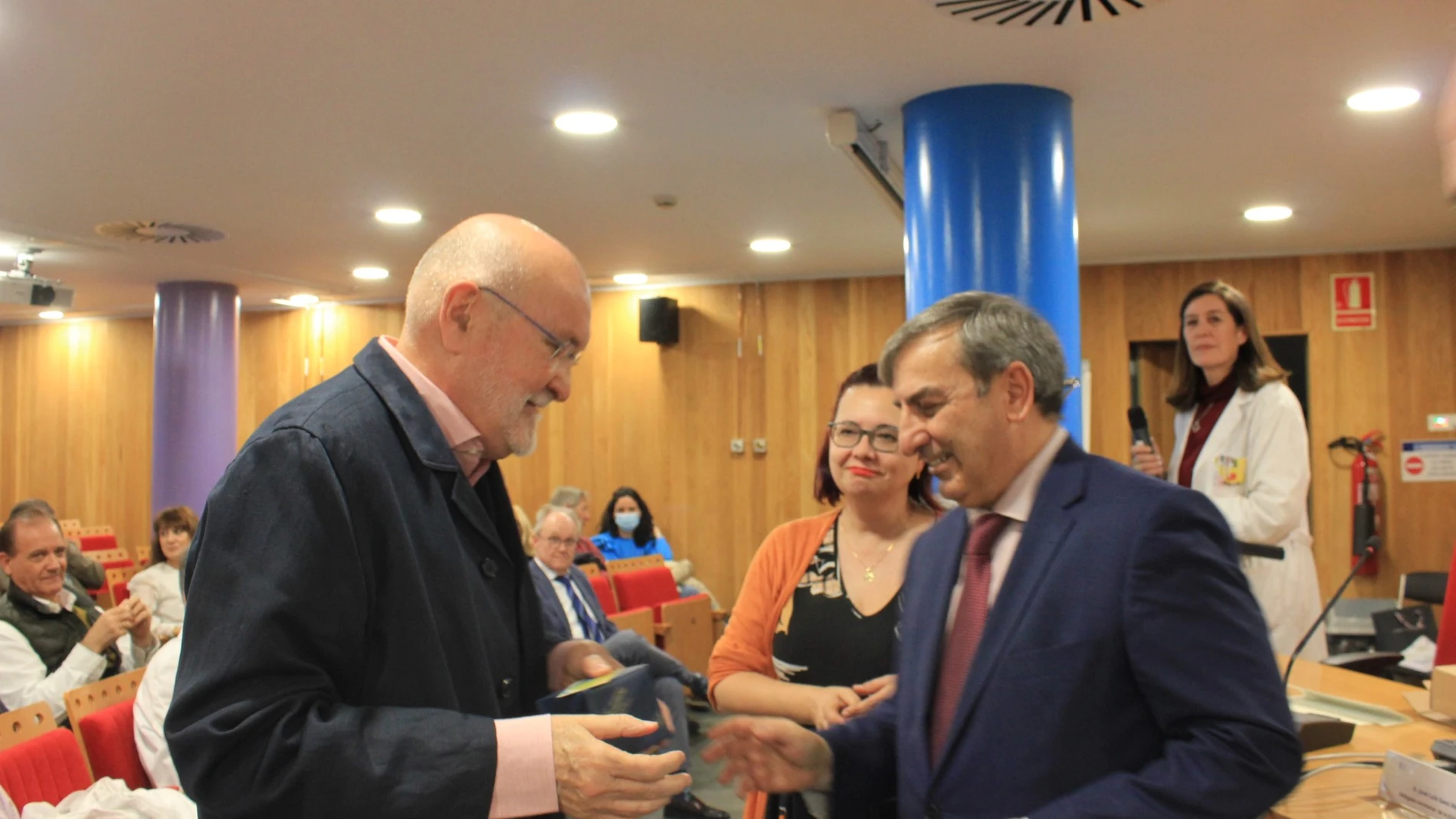 El delegado territorial de la Junta, José Luis Sanz Merino, entrega uno de los reconocimientos