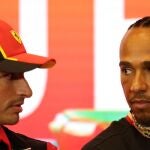 Carlos Sainz junto a Lewis Hamilton